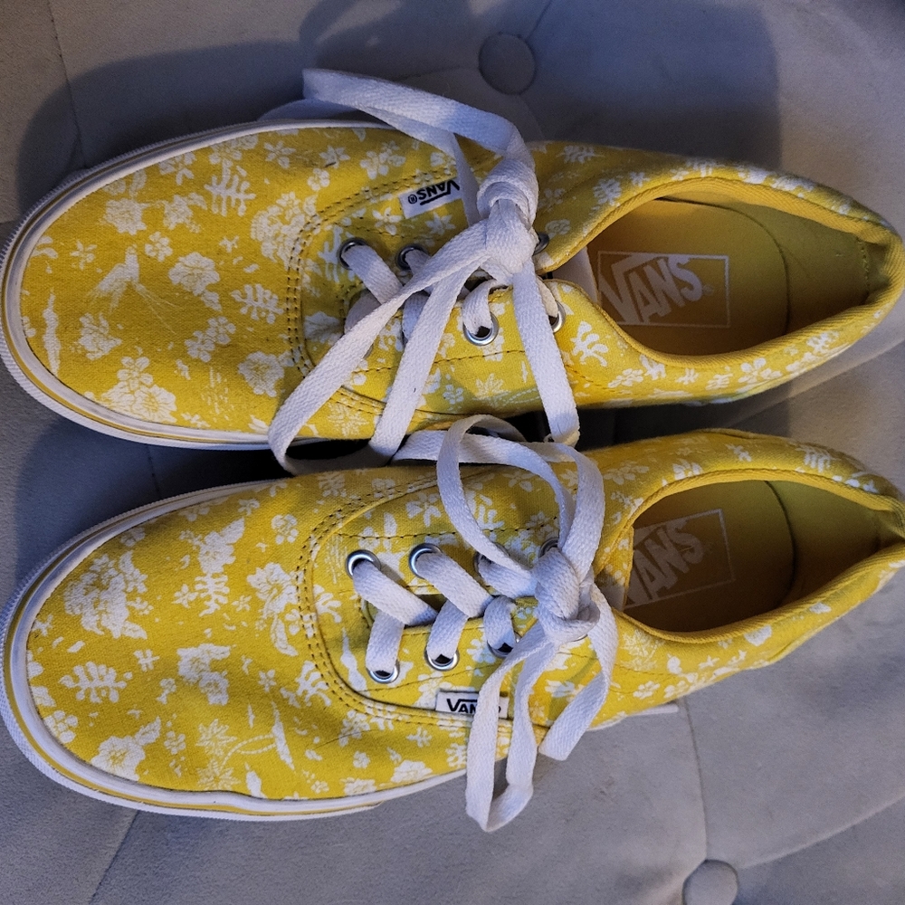 Womens 7.5 yellow floral vans.